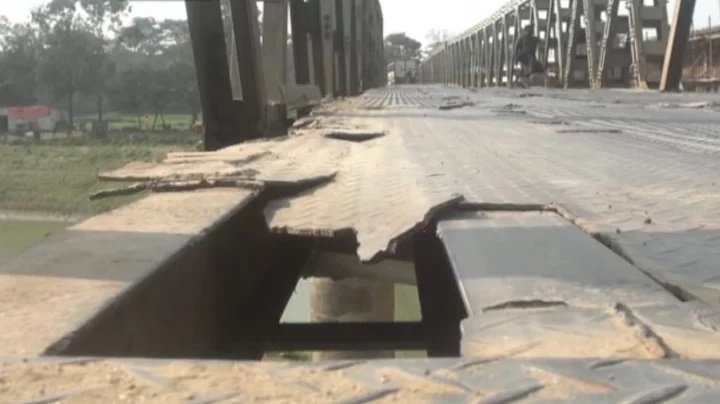 ৫০ বছরের পুরানো বেইলি সেতুতে ঝুঁকিপূর্ণ চলাচল