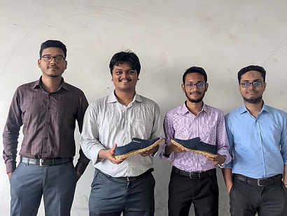 কচুরিপানা দিয়ে জুতার  তৈরি করা বুটেক্সের শিক্ষার্থীরা ।সংগৃহীত