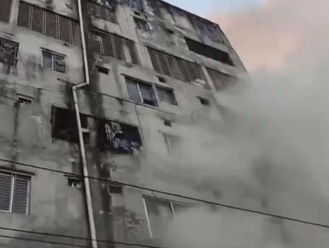 বাবু বাজার এলাকায় ‘জমেলা টাওয়ার’ নামের একটি ১২তলা ভবনে অগ্নিকাণ্ড ঘটেছে।